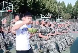 吃瓜诱惑新生军训,新生军训中的趣味瞬间