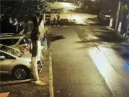 打男友路人吃瓜,路人围观男友被打，吃瓜群众现场热议